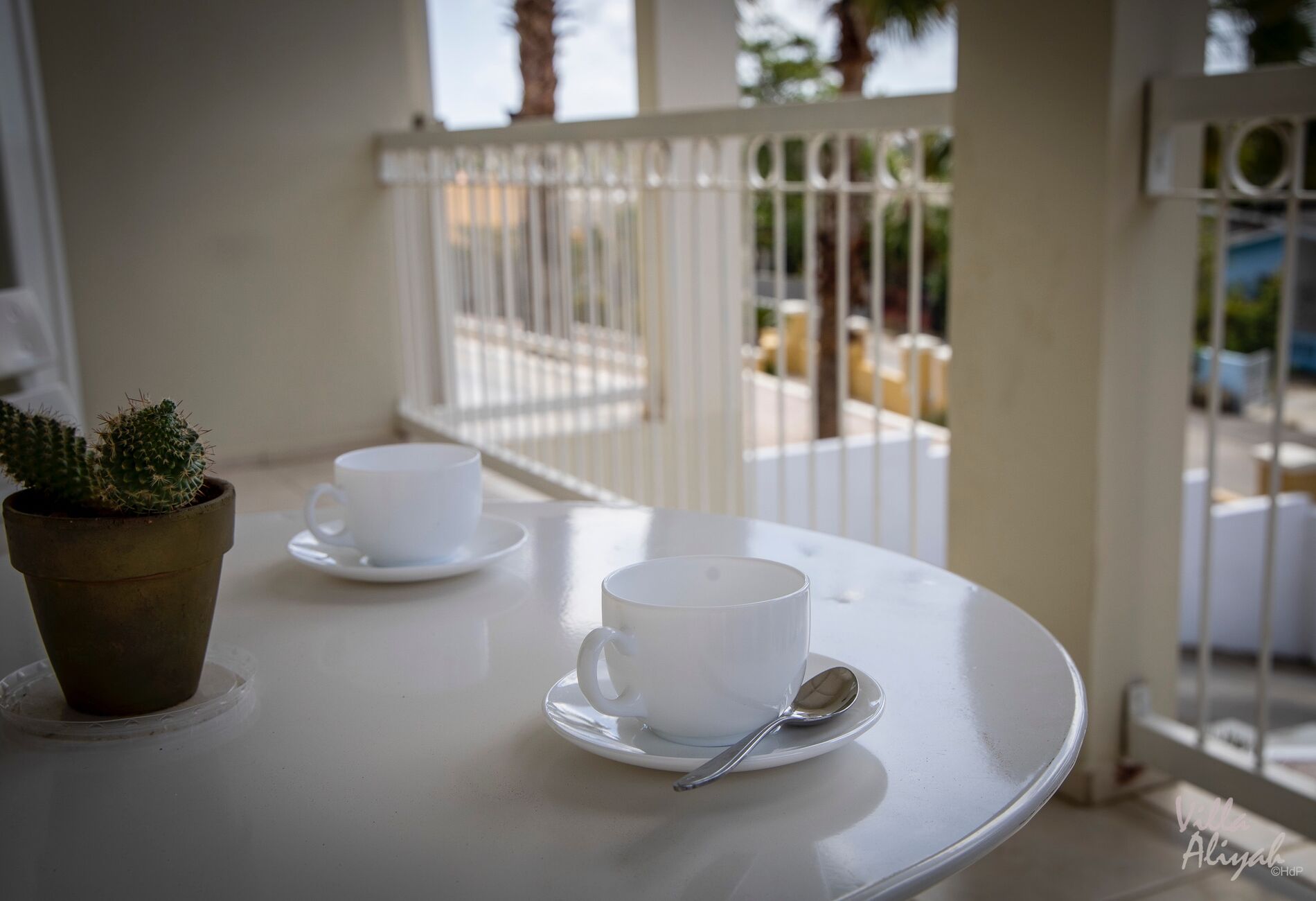 Koffie op het balkon van Villa Aliyah